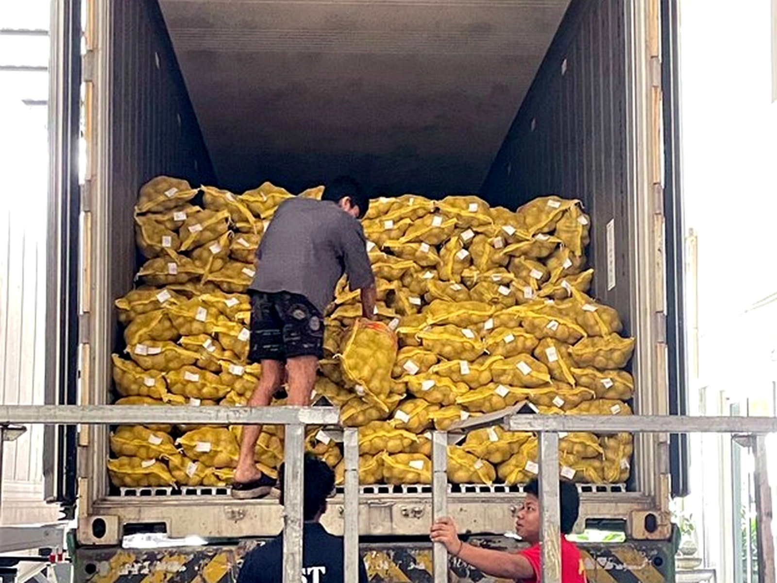 การตรวจรับและขนถ่ายสินค้า